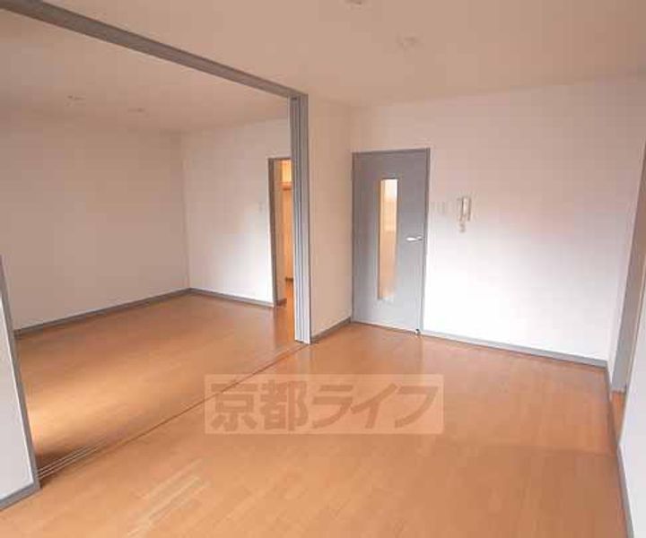 京都府京都市右京区西院坤町の賃貸マンションの居間
