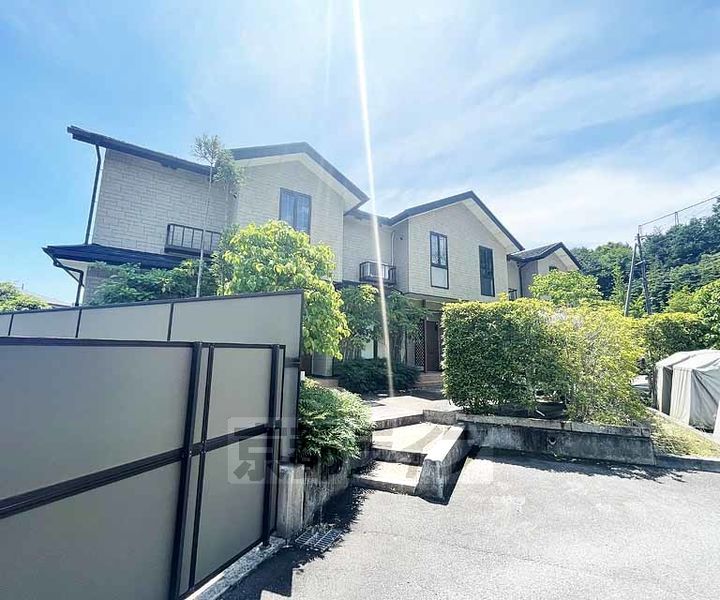 京都府京都市右京区梅ケ畑向ノ地町の賃貸アパートの外観