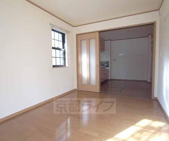 京都府京都市右京区梅ケ畑向ノ地町の賃貸アパートの居間