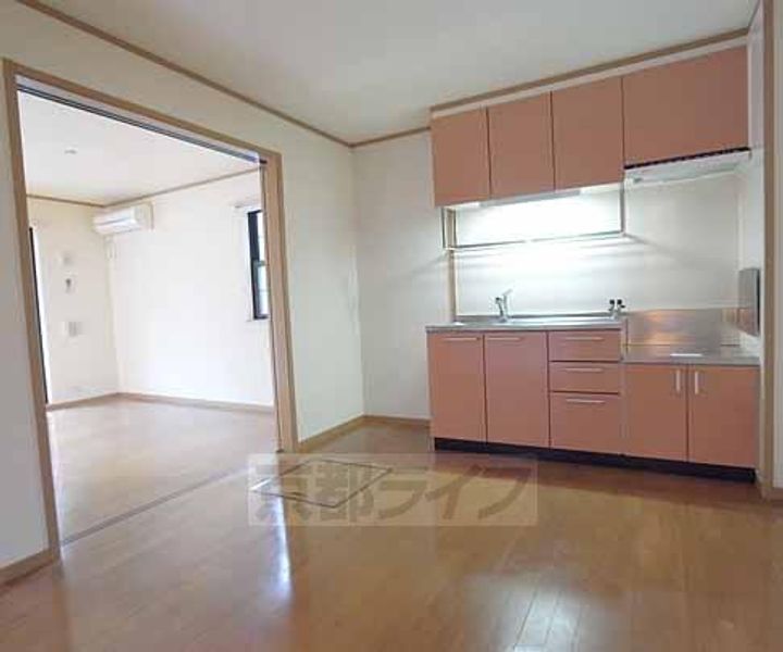 京都府京都市右京区梅ケ畑向ノ地町の賃貸アパートの居間