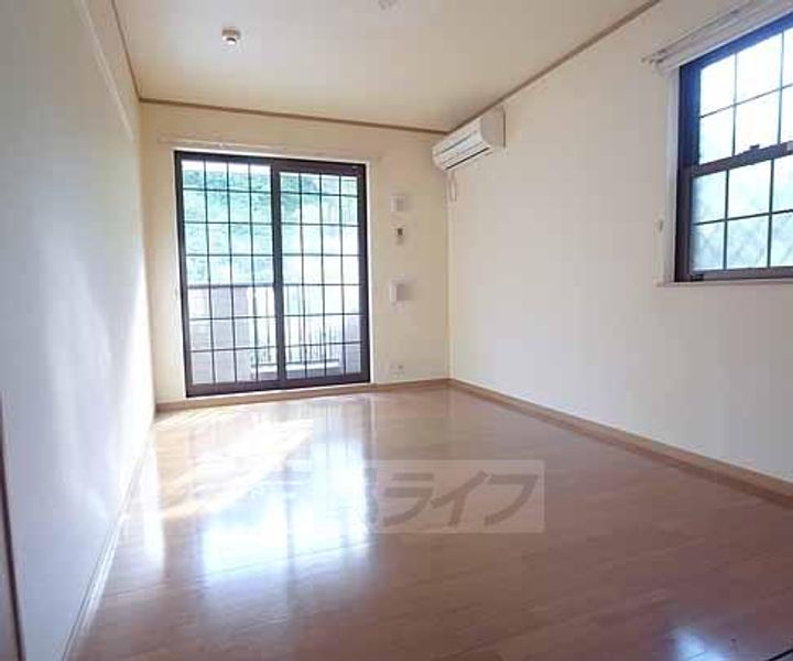 京都府京都市右京区梅ケ畑向ノ地町の賃貸アパートの居間