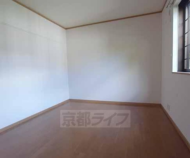 京都府京都市右京区梅ケ畑向ノ地町の賃貸アパートの居間