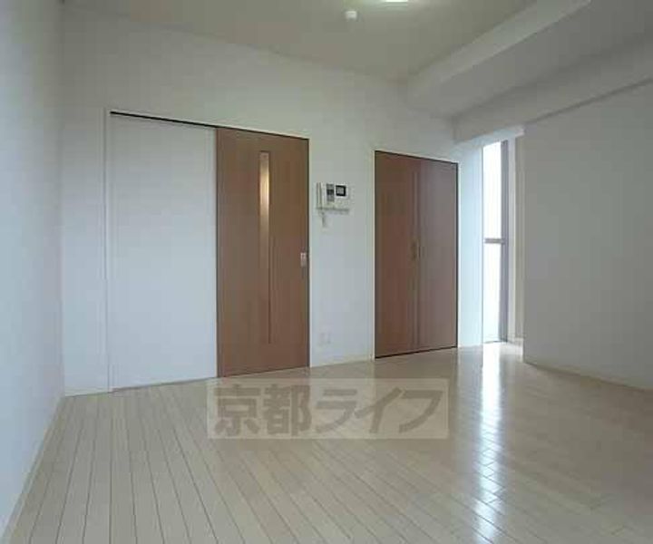 京都府京都市右京区西院高田町の賃貸マンションの居間
