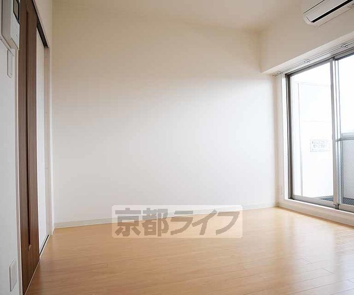 京都府京都市右京区西院高田町の賃貸マンションの居間