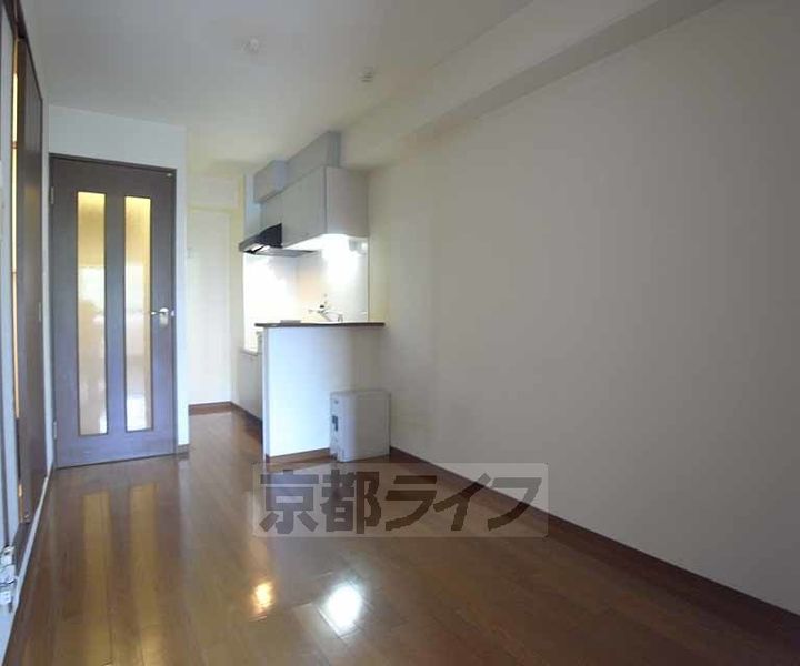 京都府京都市右京区西京極橋詰町の賃貸マンションの居間