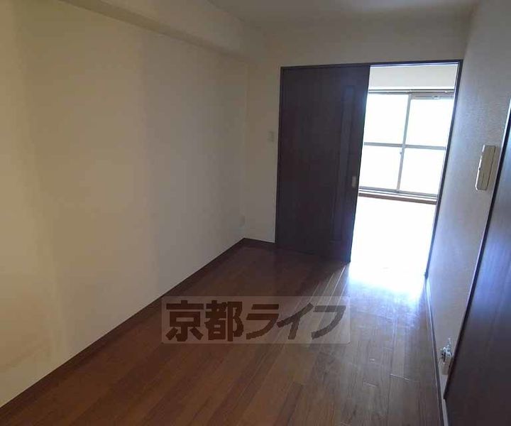 京都府京都市右京区西京極橋詰町の賃貸マンションの居間