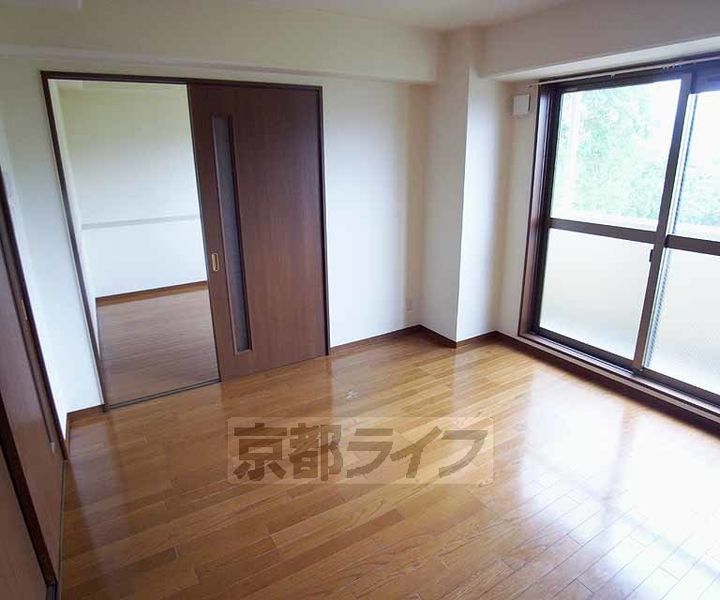 京都府京都市右京区西京極橋詰町の賃貸マンションの居間