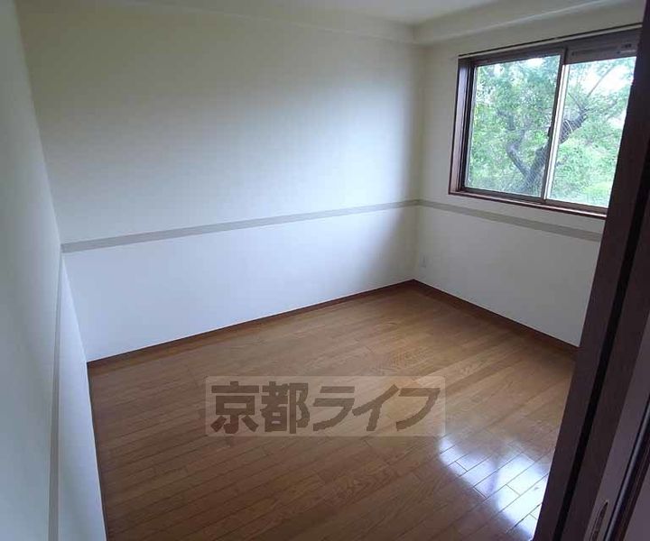 京都府京都市右京区西京極橋詰町の賃貸マンションの居間