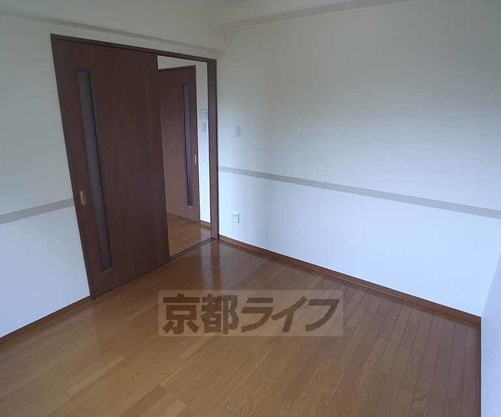 京都府京都市右京区西京極橋詰町の賃貸マンションの居間