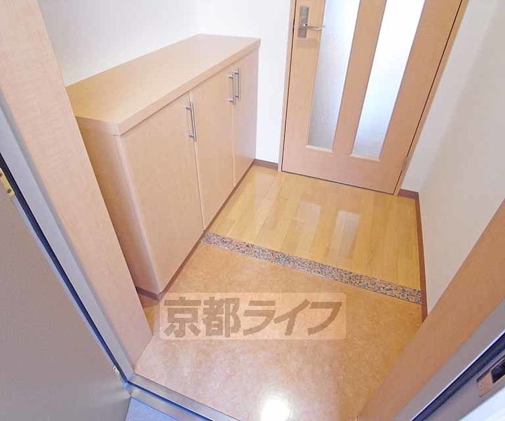 京都府京都市右京区太秦下刑部町の賃貸マンションの玄関