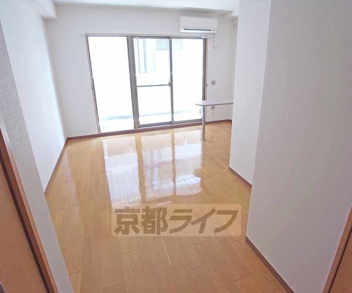 京都府京都市右京区太秦下刑部町の賃貸マンションの居間