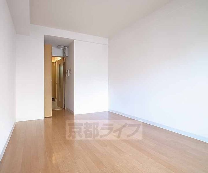 カーサ・ヴェルデ西洞院の居間