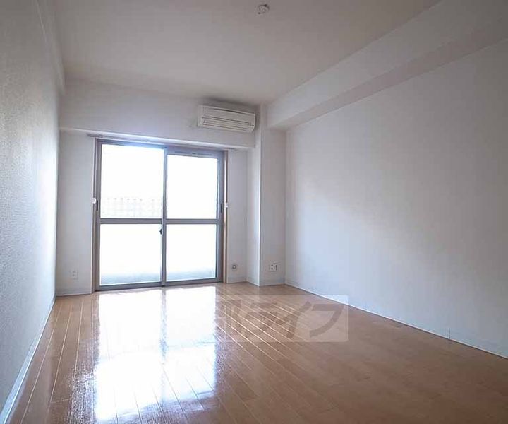 カーサ・ヴェルデ西洞院の居間