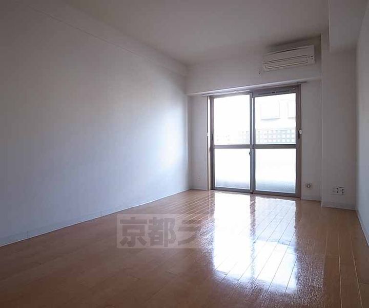 カーサ・ヴェルデ西洞院の居間