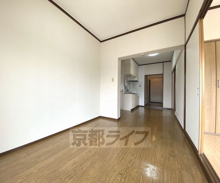 京都府京都市北区西賀茂柿ノ木町の賃貸マンションの居間