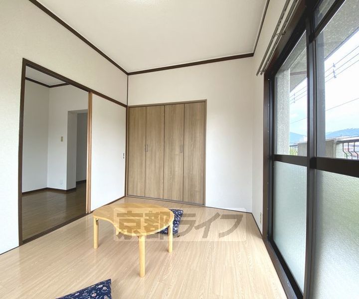 京都府京都市北区西賀茂柿ノ木町の賃貸マンションの居間