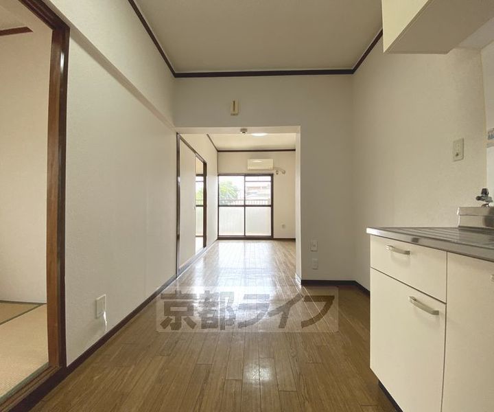 京都府京都市北区西賀茂柿ノ木町の賃貸マンションの居間