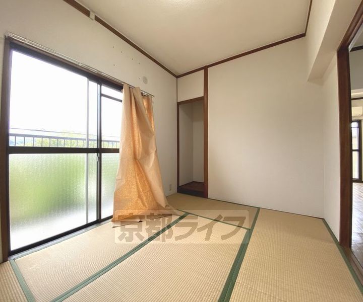 京都府京都市北区西賀茂柿ノ木町の賃貸マンションの居間