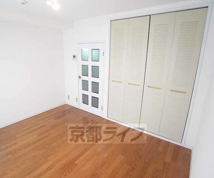 京都府京都市中京区西ノ京南壺井町の賃貸マンションの居間