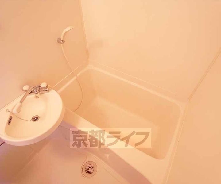 京都府京都市中京区西ノ京南壺井町の賃貸マンションの風呂
