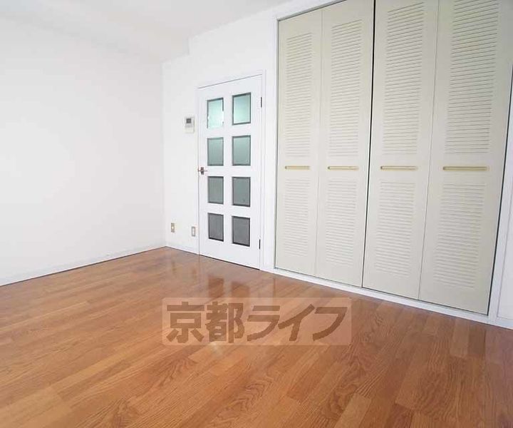 京都府京都市中京区西ノ京南壺井町の賃貸マンションの居間