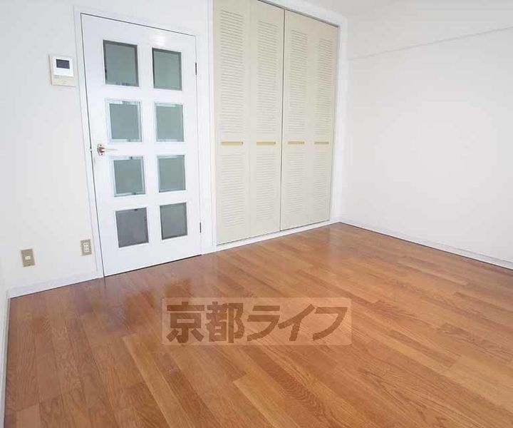 京都府京都市中京区西ノ京南壺井町の賃貸マンションの居間
