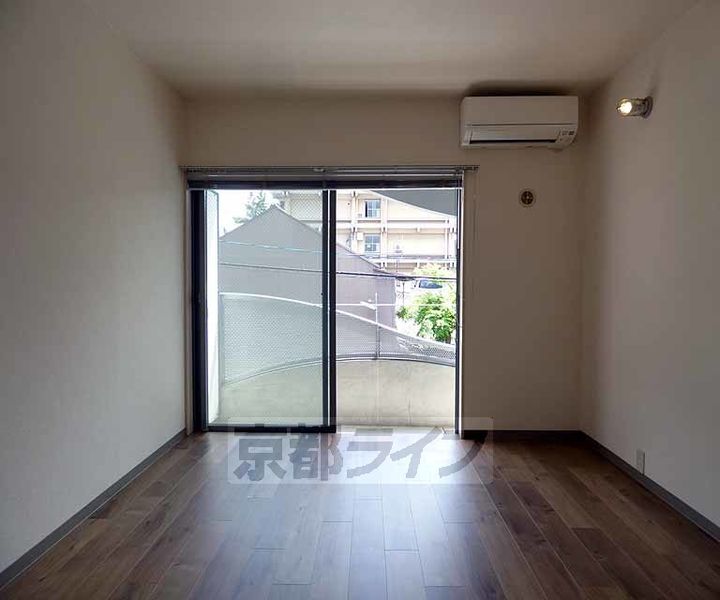 京都府京都市東山区梅宮町の賃貸マンションの居間