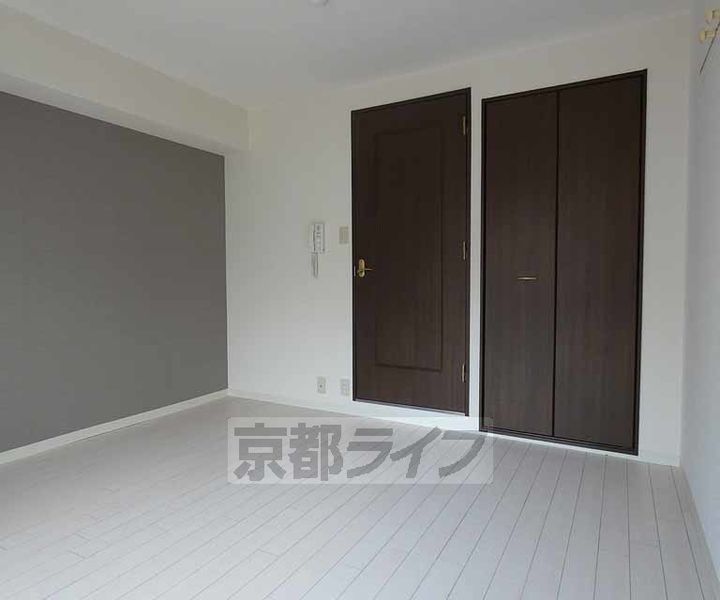 京都府京都市中京区池須町の賃貸マンションの居間
