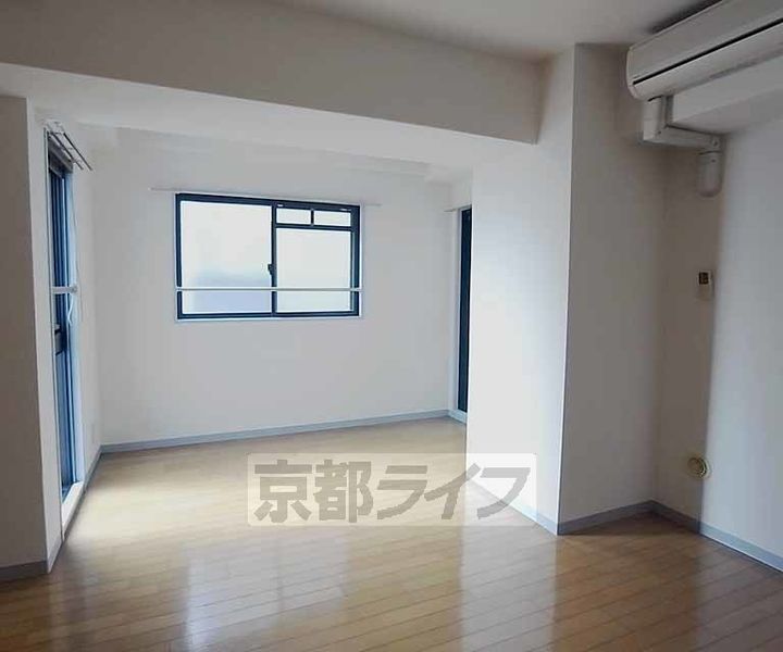 京都府京都市中京区壬生坊城町の賃貸マンションの居間