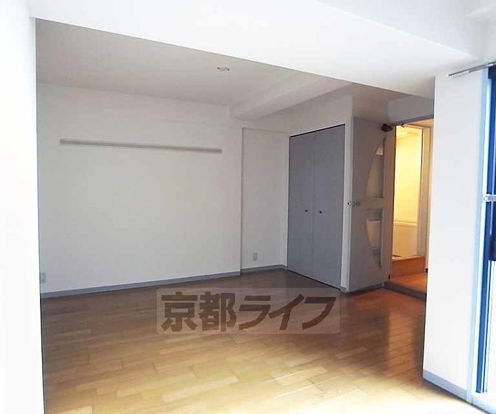 京都府京都市中京区壬生坊城町の賃貸マンションの居間
