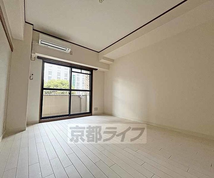 ラフィーネ四条堀川403の居間