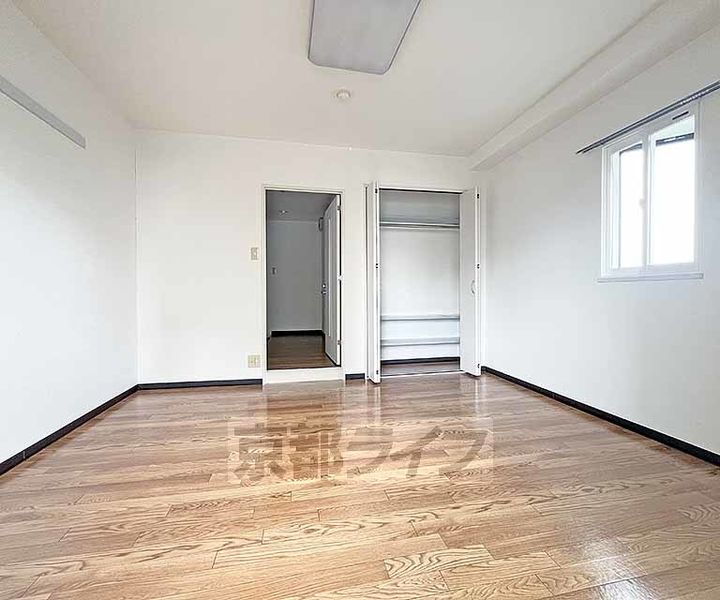 アブレスト四条大宮501の居間