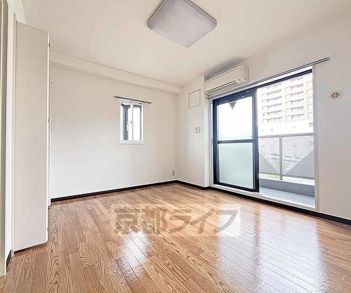 アブレスト四条大宮501の居間