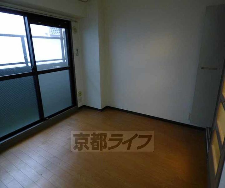 京都府京都市中京区柊町の賃貸マンションの居間