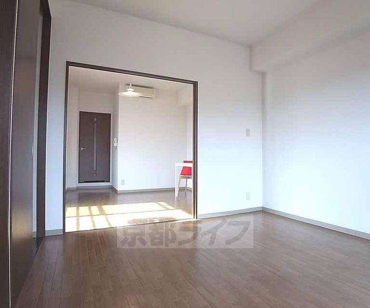 京都府京都市下京区西洞院通綾小路下ル綾西洞院町の賃貸マンションの居間