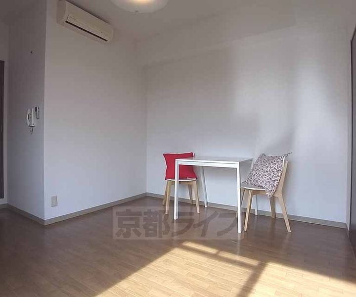 京都府京都市下京区西洞院通綾小路下ル綾西洞院町の賃貸マンションの居間
