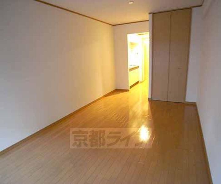 京都府京都市中京区占出山町の賃貸マンションの居間