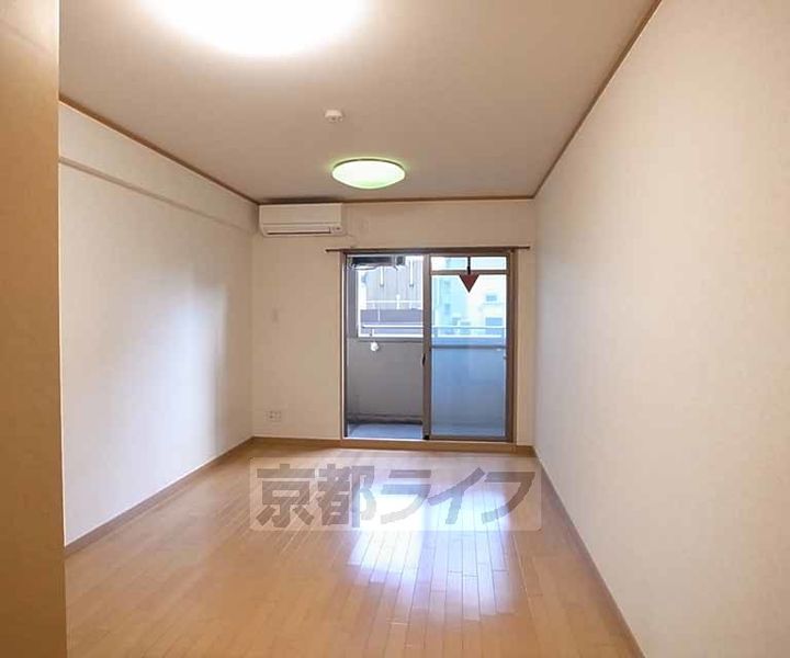 京都府京都市中京区占出山町の賃貸マンションの居間