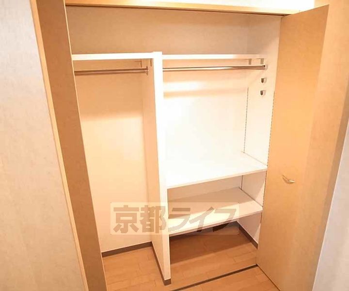 京都府京都市中京区占出山町の賃貸マンションの内装
