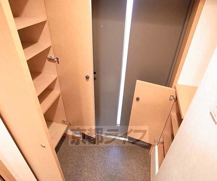 京都府京都市中京区占出山町の賃貸マンションの玄関
