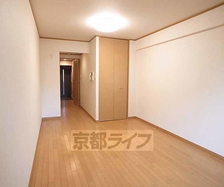 京都府京都市中京区占出山町の賃貸マンションの居間