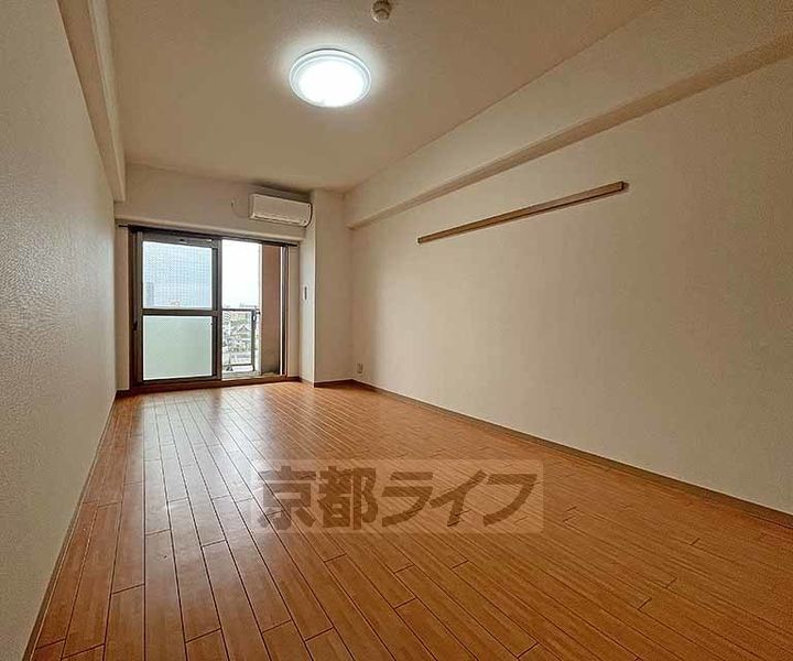 ビレイユ眞英河原町7-Aの居間