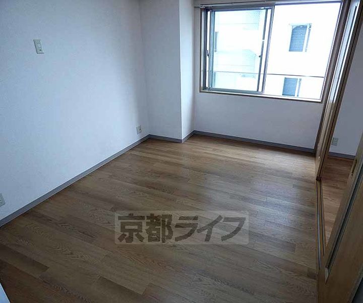 プラ タラクの居間