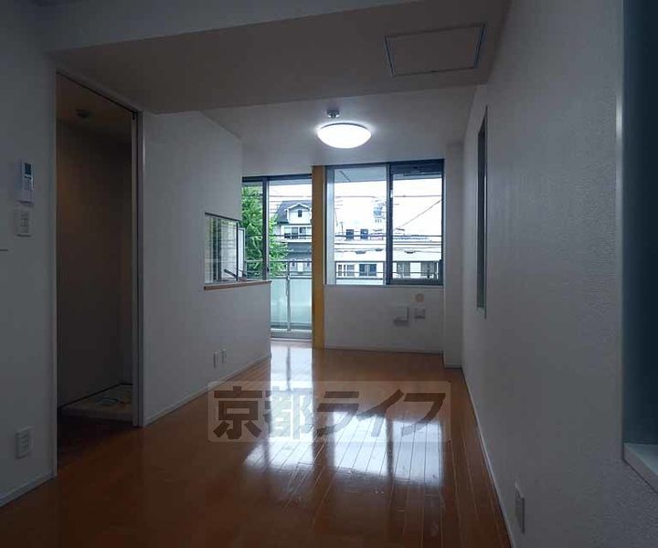 京都府京都市北区小山西上総町の賃貸マンションの居間