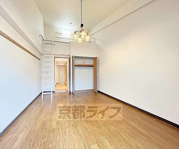 京都府京都市中京区観音堂町の賃貸マンションの居間