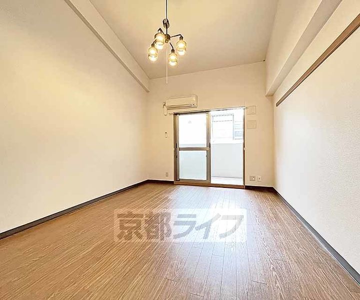 京都府京都市中京区観音堂町の賃貸マンションの居間