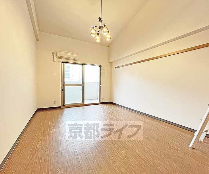 京都府京都市中京区観音堂町の賃貸マンションの居間