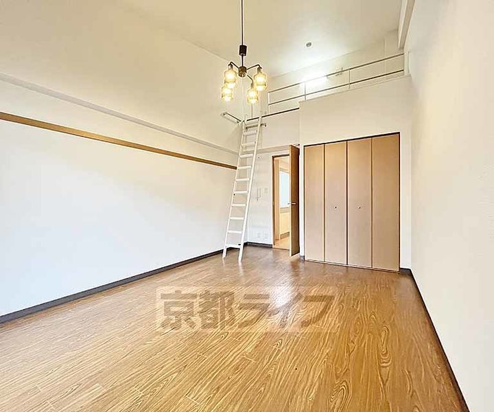 京都府京都市中京区観音堂町の賃貸マンションの居間
