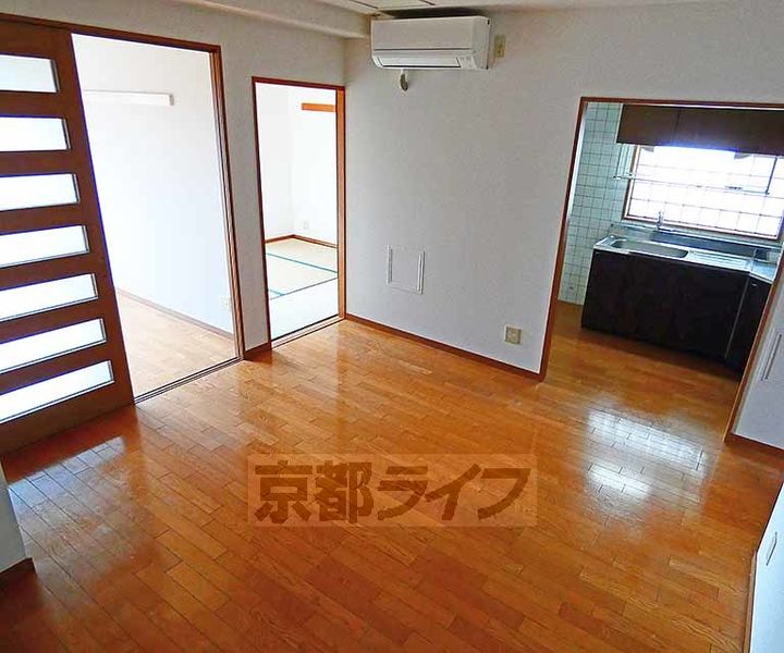 「ミルウィンドウ」の居間