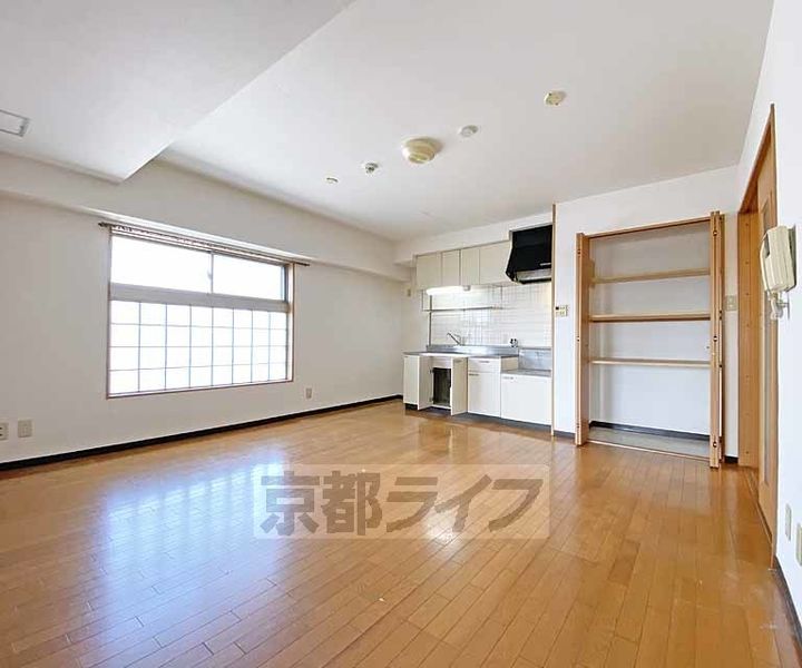 京都府京都市下京区五条通堀川西入柿本町の賃貸マンションの居間